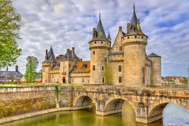 Sul fiume Loira, si affaccia il castello di Sully, con i suoi muri di roccia e tetti grigi