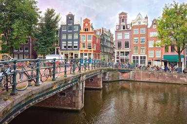 Amsterdam, capitale dei Paesi Bassi, con i suoi storici palazzi colorati e pendenti che guardano i canali